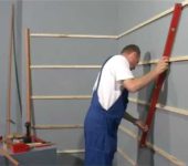 The lathing for wall panels must be in the same plane