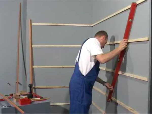 The lathing for wall panels must be in the same plane