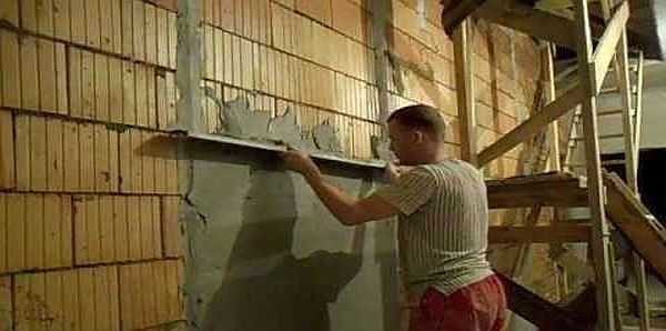 This is how the walls are plastered along the lighthouses and it is more convenient when they (the lighthouses) are exposed so that the edges of the rule are 20-30 cm free