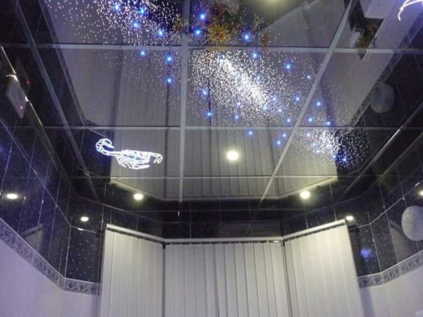 Mirrored surfaces on the ceiling in the bathroom