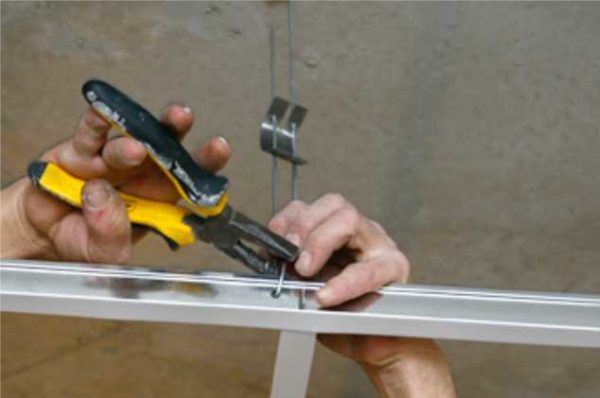 We hang the bearing profiles and fix them on hooks