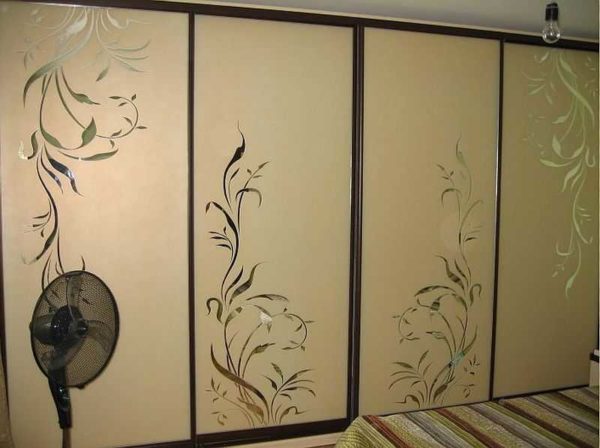 Floral ornament is one of the common themes