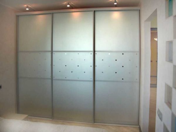 Frosted safety glass is also used in the manufacture of facades for sliding wardrobes