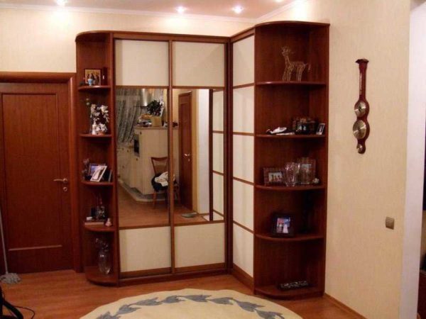 Hallway corner cabinets: make the most of the available space
