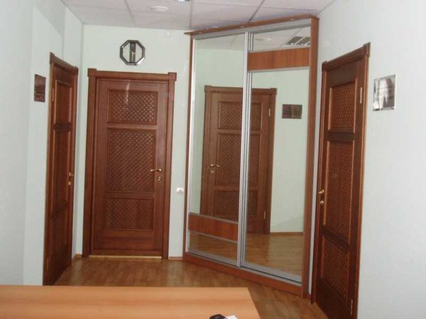 One of the options for a corner wardrobe in the hallway - between two doors
