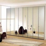 An interesting effect will be obtained if you divide the mirrors along - an option for low ceilings