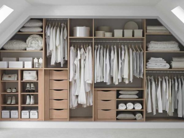 The main thing is to correctly calculate how many shelves you need, and how much space for hangers