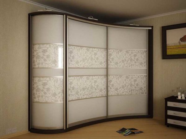 One of the options for a corner wardrobe in the bedroom. With this layout, it will turn out to use an angle that is usually not used in any way.