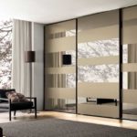 Matte and mirrored stripes. It's simple, but you can't take your eyes off