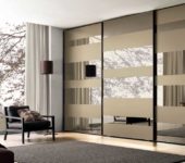 Matte and mirror stripes. It's simple, but you can't take your eyes off