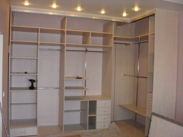 Internal filling of a corner wardrobe compartment without a partition