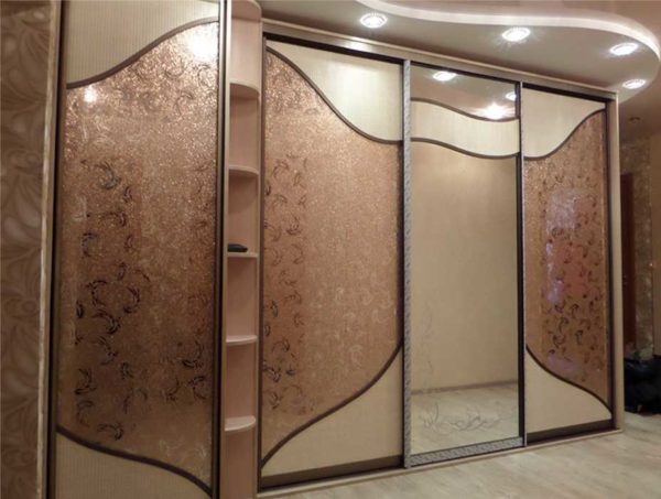 The cabinet-type corner wardrobe has its own walls, floor and ceiling