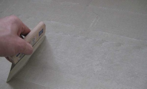 How to apply PVC floor tile adhesive