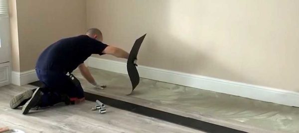 Glue-laying vinyl floor tiles
