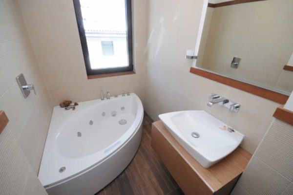 Acrylic bathtubs are good because they come in different shapes and sizes.