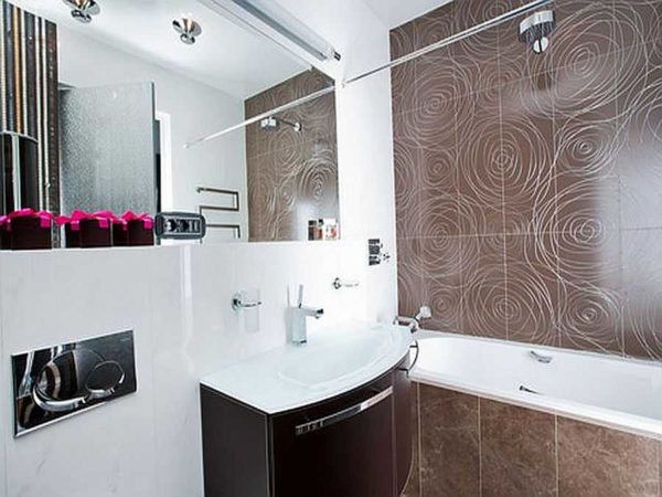 Wall-to-wall bathtub, in the remaining space - sinks