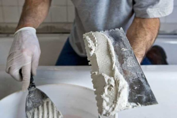Apply a thin layer of putty to the ceiling