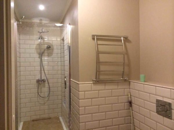 Only part of the walls can be painted with paint in the bathroom