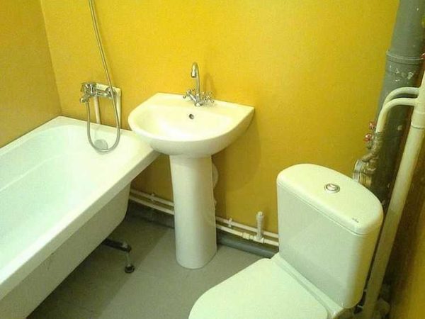 Even if the interior is not chic, the painted walls in the bathroom look good.
