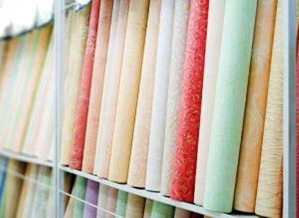 Non-woven wallpaper with non-woven coating