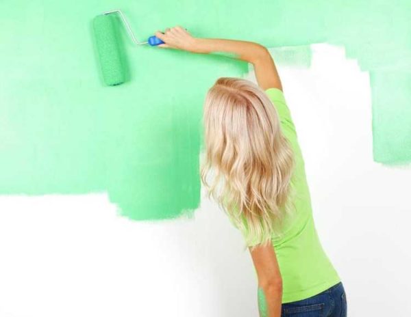 Painting walls in the kitchen: paint is applied in a thin layer