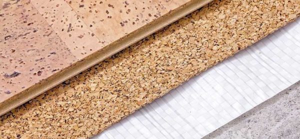 Modern cork coverings are not only in natural colors. There is a printed image of wood of different colors, sand with shells, grass ...