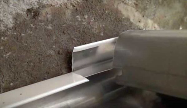 Installing a stringer into a U-shaped profile