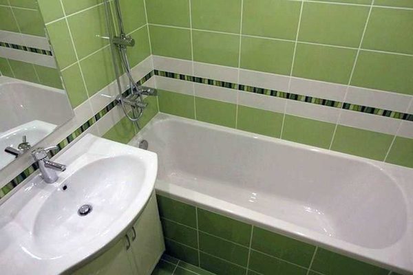 It is better to decorate the bathroom in Khrushchev in light colors.This example uses a calm shade of green.