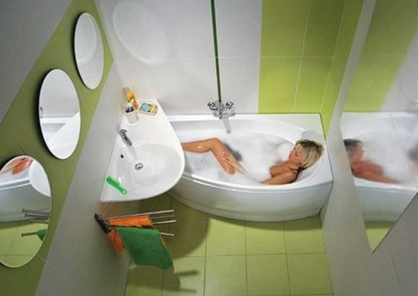 The colors are light, vertical stripes break the monotony, but the highlight of the interior is a bathroom and a sink of a non-standard shape. They perfectly complement each other and both are convenient to use