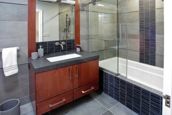 Bathroom curtain made of glass or plastic - convenient and functional