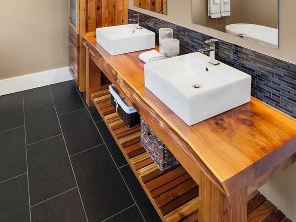 Solid wood covered with varnish