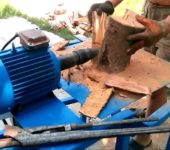 Wood splitter with a screw fitted directly to the crankshaft