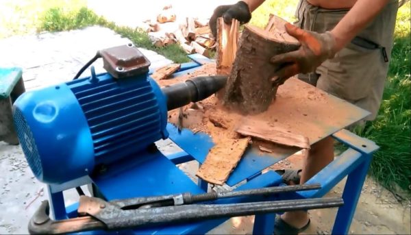 Wood splitter with a screw fitted directly to the crankshaft