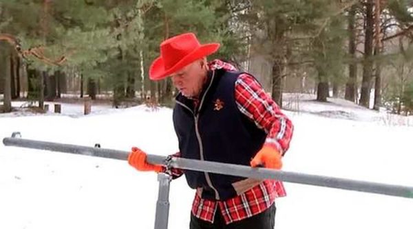 The simplest wood splitter can be assembled with your own hands from several pipes