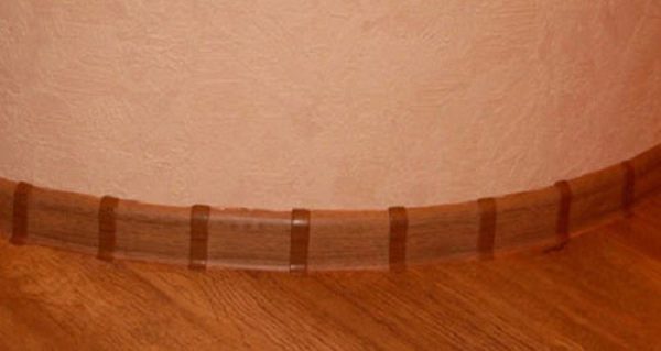 This is how rounded walls are decorated with a standard plinth and plastic