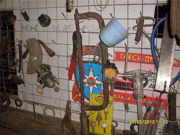 Wall mesh - a way to quickly organize tool storage