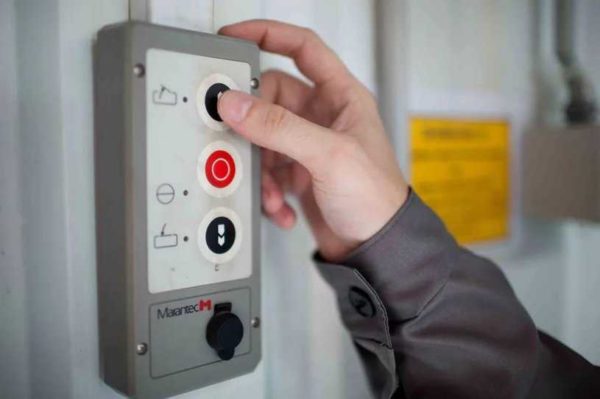 Gate control buttons can be used as an emergency method