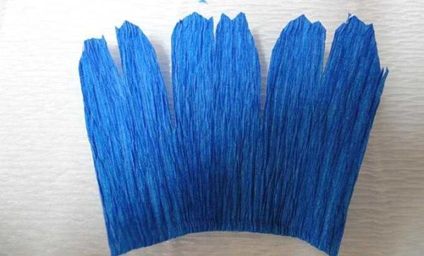 We cut out such petals in order to get flowers from corrugated paper as in the photo above.