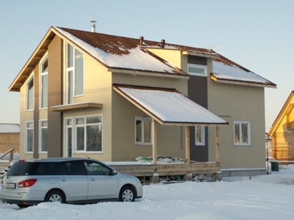 In appearance, it is difficult to say which facade panels for the exterior of the house were used this time