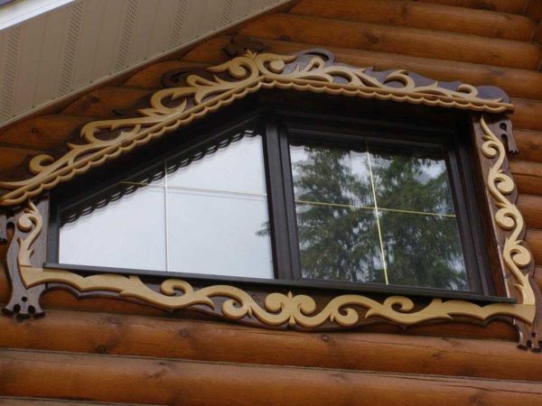 On houses in a modern style, carved window frames look good