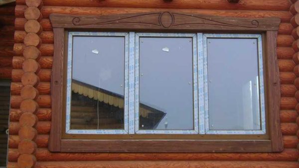 Simple platbands with only small elements of carving - these are often seen on a Scandinavian-style house