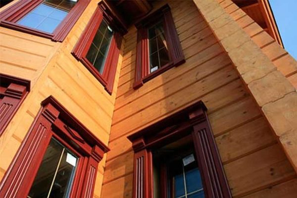 On houses in a modern or Scandinavian style, wooden platbands of a simple form look great