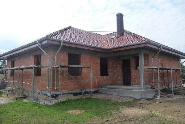 Such a house with an L-shaped layout is more expensive in cost than a rectangular or square