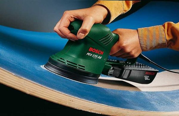 The eccentric sander allows for the processing of curved surfaces
