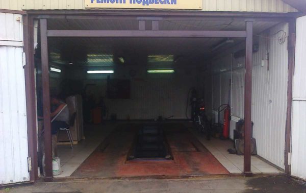 In metal garages, there is usually no side or top clearance. It is necessary to weld such a frame and attach a gate to it, close up the gaps and insulate