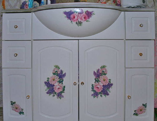 Decoupage for beginners: standard bathroom furniture is now vintage