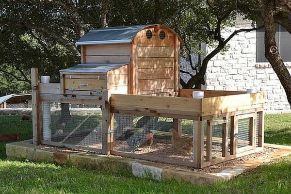Even a small chicken coop is best placed on a base.