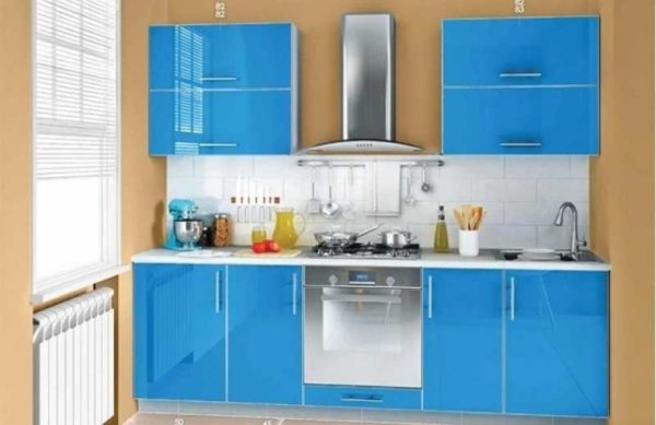 Plastic is one of the most practical materials on the facade of kitchen furniture, but don't get carried away with gloss