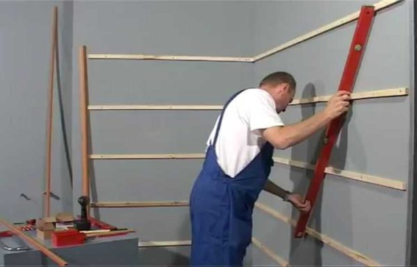 The lathing is assembled from horizontal and vertical lintels