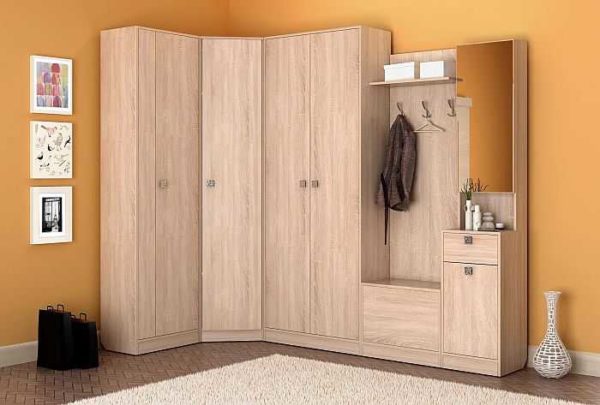 A large number of cabinets can be useful in a small apartment
